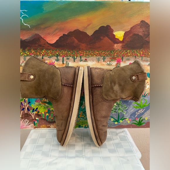 UGGS Women's Short Ankle Distressed Look Boots, Brown, 7-  7 1/2 - Picture 4 of 11